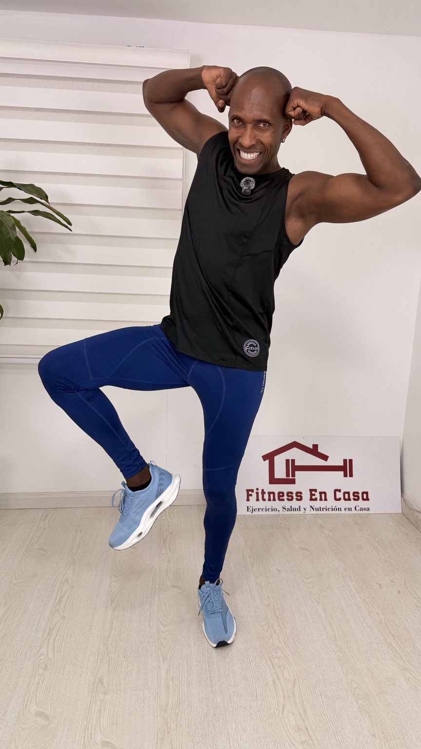 Wilder Murillo MoreFitness en casa, junto al letrero de Fitness en Casa.
